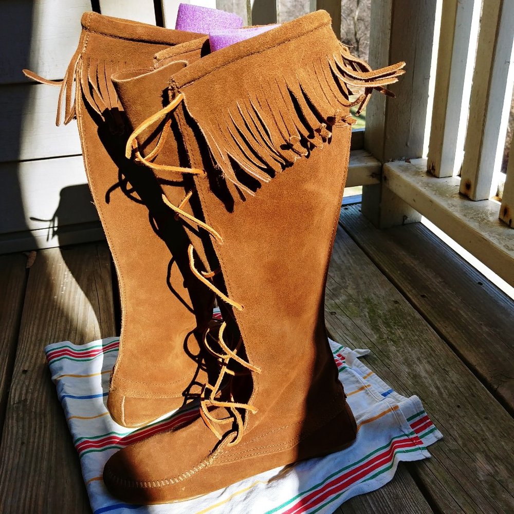 Minnetonka Front Lace Knee High Boot, size 9, color brown, suede
